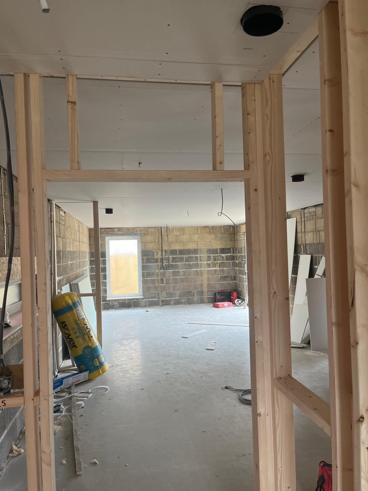 Construction of a room with wood division and new screed floor